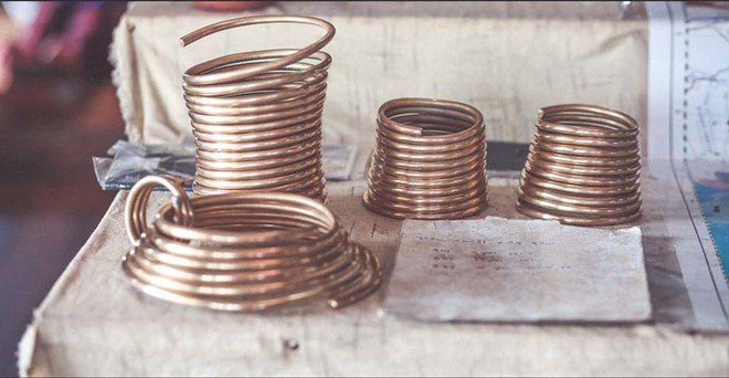 Các bé gái sẽ được đeo những chiếc vòng cổ đầu tiên từ khi khoảng 2 tuổi đến 5 tuổi. Cứ mỗi năm qua đi, số lượng vòng sẽ tăng lên. Do vậy, phần cổ này có thể dài đến 40 cm, với trọng lượng vòng gần 16 kg. Các bé gái sẽ được đeo những chiếc vòng cổ đầu tiên từ khi khoảng 2 tuổi đến 5 tuổi. Cứ mỗi năm qua đi, số lượng vòng sẽ tăng lên. Do vậy, phần cổ này có thể dài đến 40 cm, với trọng lượng vòng gần 16 kg.